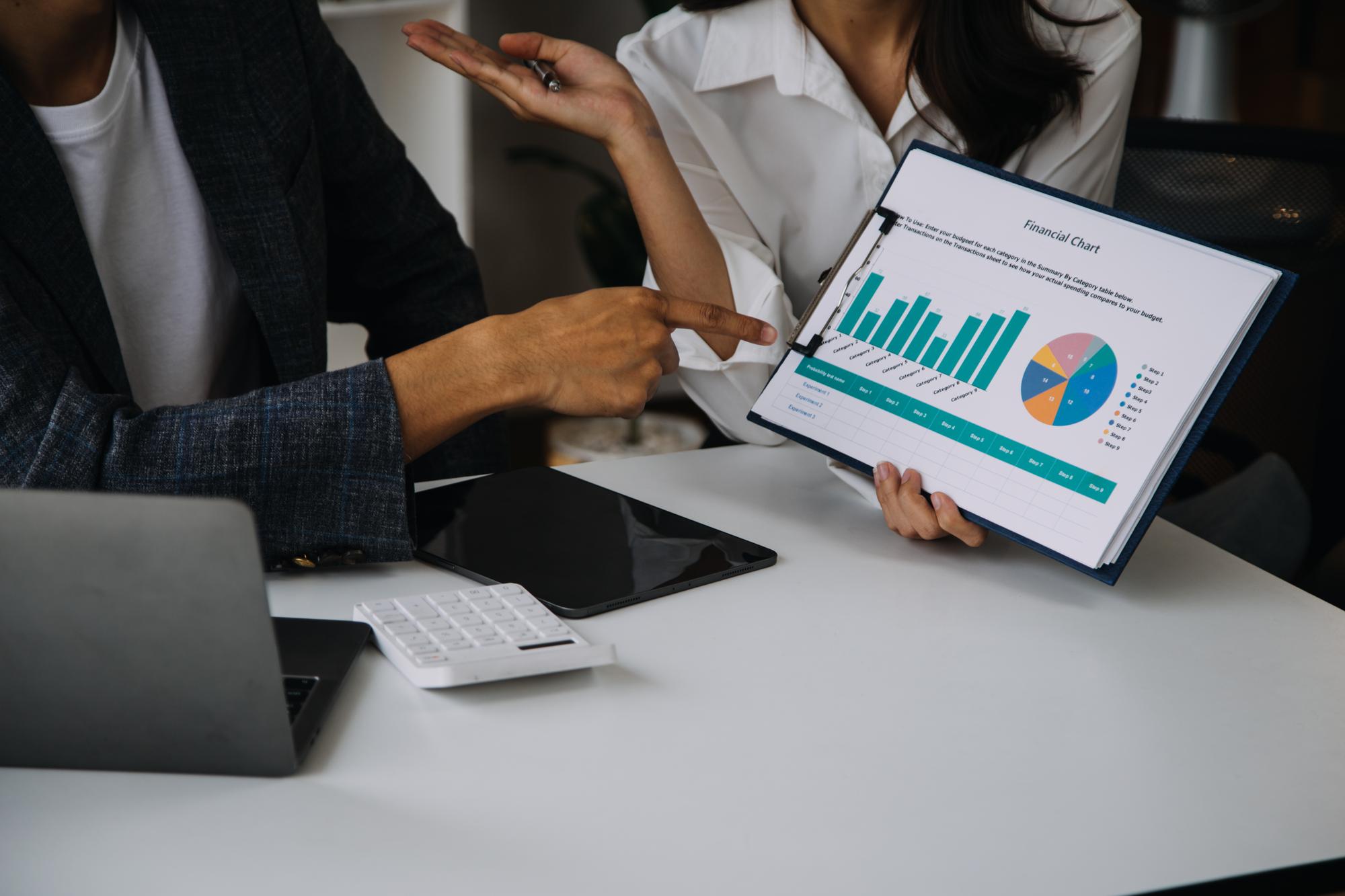 Análise financeira e gestão de recursos em projeto de consultoria corporativa