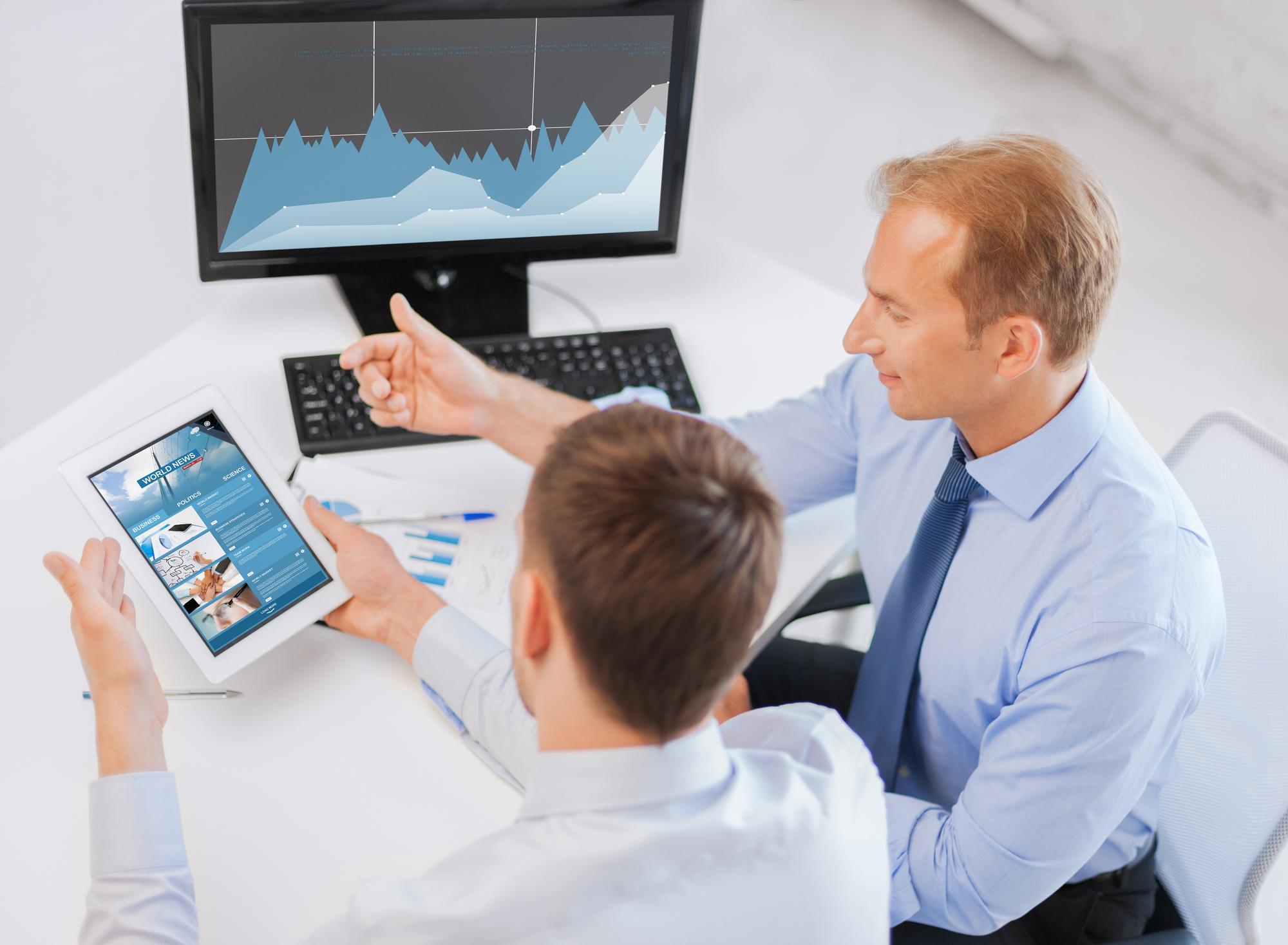 Profissional de consultoria empresarial realizando diagnóstico e planejamento de negócios