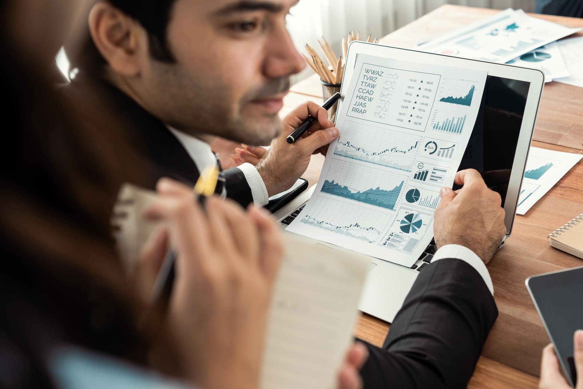 Análise financeira e transformação digital de negócios para empreendedores e líderes