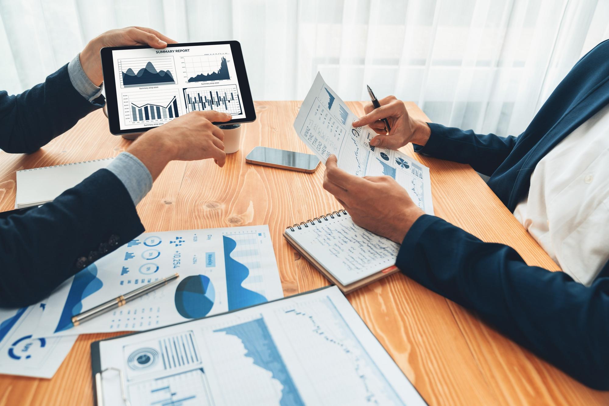 Análise financeira e gestão de recursos em consultoria de negócios